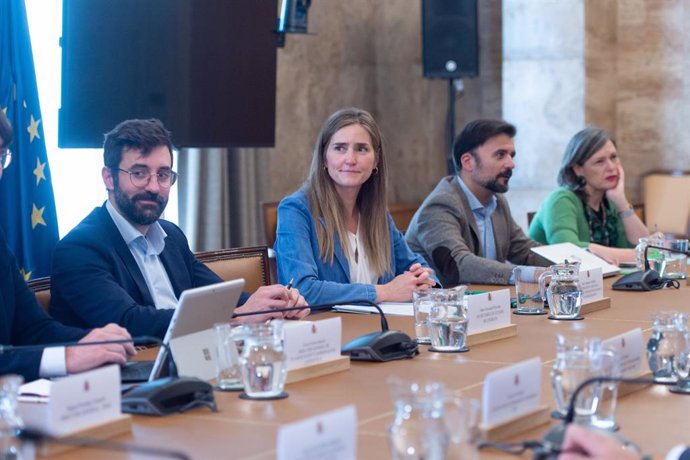 La vicepresidenta y ministra para la Transición Ecológica y el Reto Demográfico, Sara Aagesen (2i), durante la primera reunión del Comité para el análisis de las circunstancias que concurrieron en la crisis de electricidad del 28 de abril de 2025, en la s