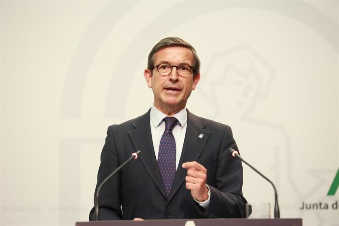 El consejero de Industria, Energía y Minas, Jorge Paradela, comparece en la rueda de prensa posterior al Consejo de Gobierno. A 30 de abril de 2025, en Sevilla (Andalucía, España). 