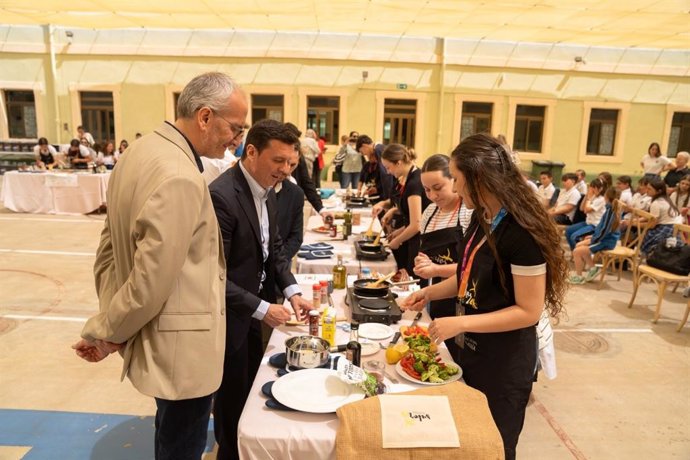 El presidente de la Diputación de Almería, Javier Aureliano García, durante su visita al Colegio La Salle Virgen del Mar con motivo de la final del concurso ‘Educa Chef Sabores Almería’.