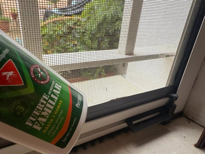 Imagen de una mosquitera y un insecticida ambiental.