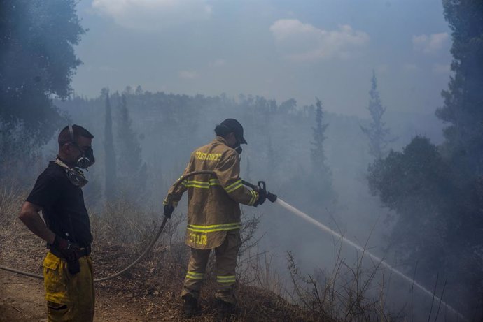 Archivo - Arquivo - 16 de agosto de 2021, Israel, Jerusalém: Os bombeiros trabalham para extinguir um grande incêndio florestal que começou a oeste de Jerusalém. O primeiro-ministro israelense, Naftali Bennett, disse que esperava que o incêndio pudesse se