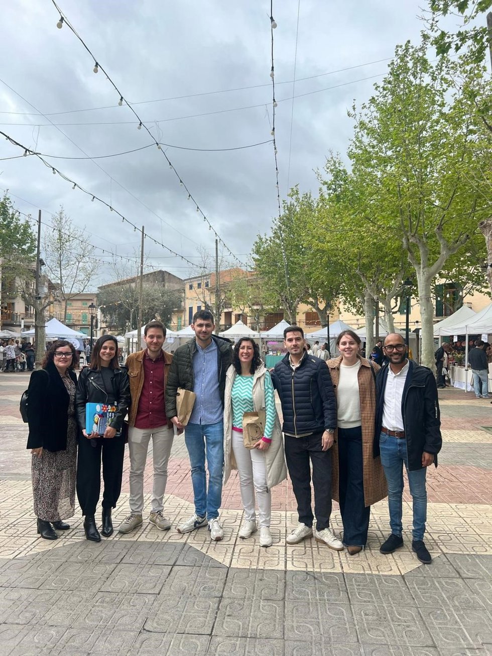 Miembros del grupo socialista de Santa Margalida, junto a otros cargos del partido a nivel insular y autonómico.