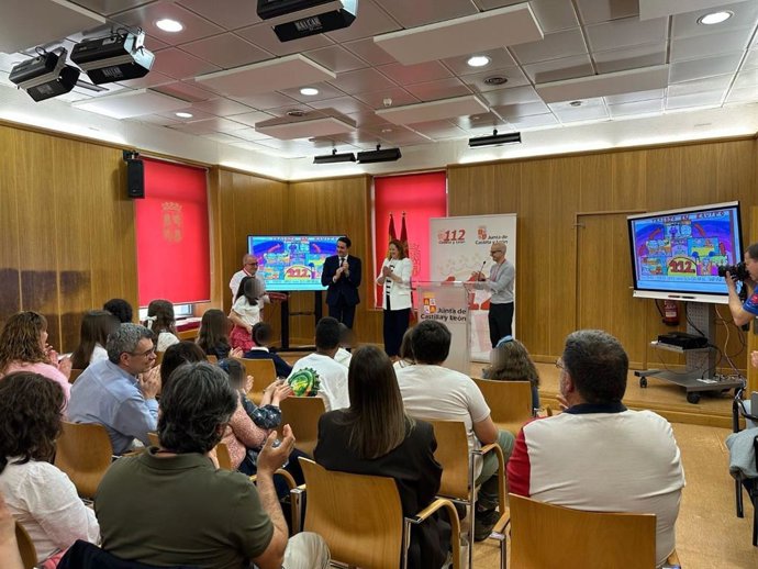 El consejero de Medio Ambiente, Vivienda y Ordenación del Territorio, Juan Carlos Suárez-Quiñones, entrega los premios del concurso '¿Qué es para ti el 1-1-2?'