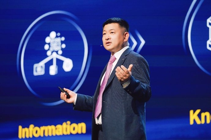 Peter Zhou, Vice President of Huawei and President of Huawei Data Storage Product Line, delivering his keynote speech