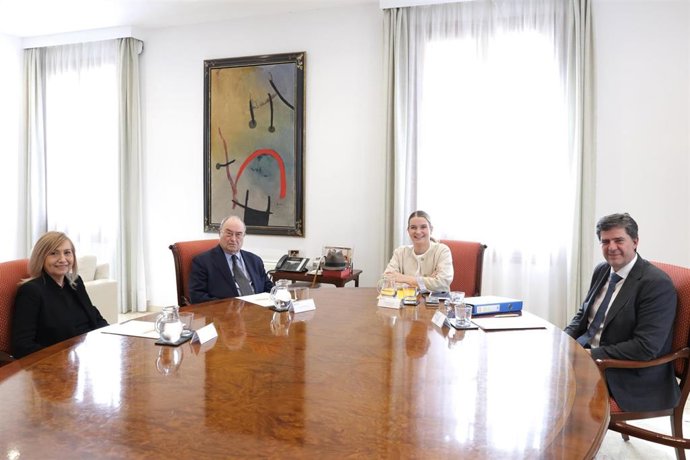 La presidenta del Govern, Marga Prohens, reunida con los promotores culturales Gudi Moragues y Joan Oliver.