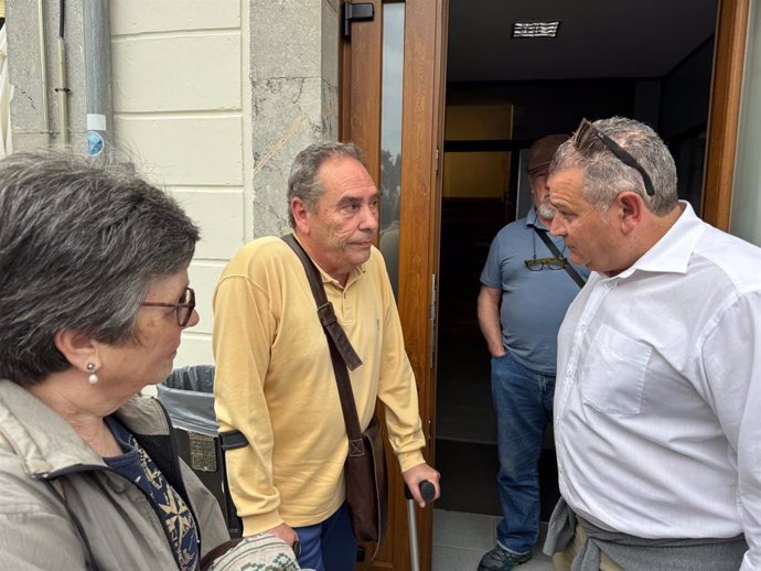 El concejal de IU en Muros del Nalón, Elio Castaño, a las puertas del Ayuntamiento.