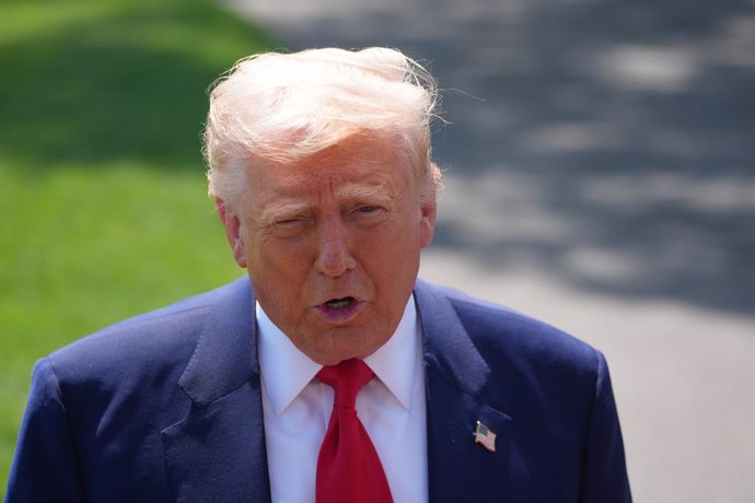 29 de abril de 2025, EUA, Washington: O presidente dos EUA, Donald Trump, responde a perguntas da imprensa antes de embarcar no Marine One. O presidente está indo para Michigan para comemorar os 100 dias de seu segundo mandato. Foto: Andrew Leyden/ZUMA Pr