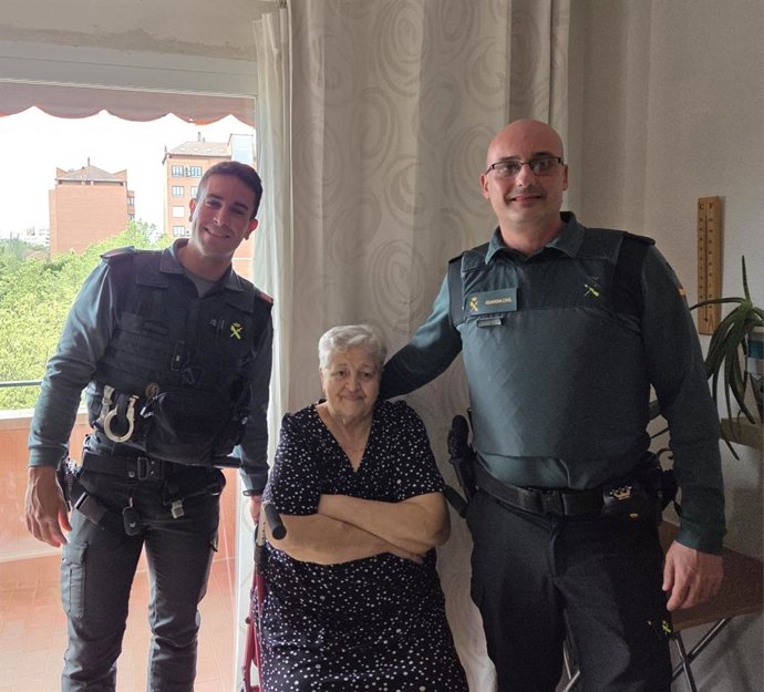Agentes de la Guardia Civil se reencuentran con la mujer a la que auxiliaron tras caer por unas escaleras en Tres Cantos