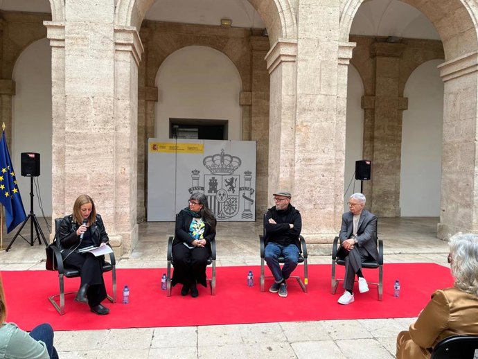 La artista gráfica Cristina Durán, el guionista Miguel Ángel Giner y el escritor Ferran Torrent en un acto con la periodista Julia Ruiz.