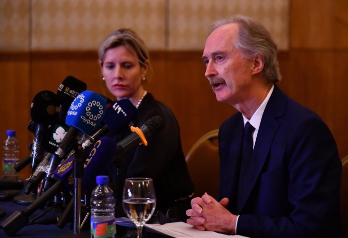 Archivo - DAMASCUS, Jan. 22, 2025  -- Geir Pedersen (R), the United Nations special envoy to Syria, addresses a press conference in Damascus, Syria, on Jan. 22, 2025. Pedersen on Wednesday enumerated seven obstacles confronting Syria's new leadership, ran