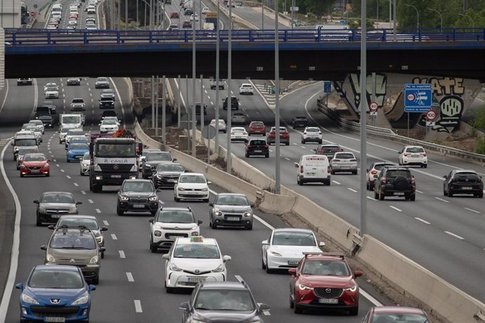 Vehículos atascados en la autovía A2, a 30 de abril de 2025, en Madrid (España). 