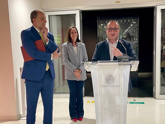El delegado territorial de Turismo, Andalucía Exterior, Cultura y Deporte, José Ayala, en la inauguración de la exposición '8.000 años de microbiología'