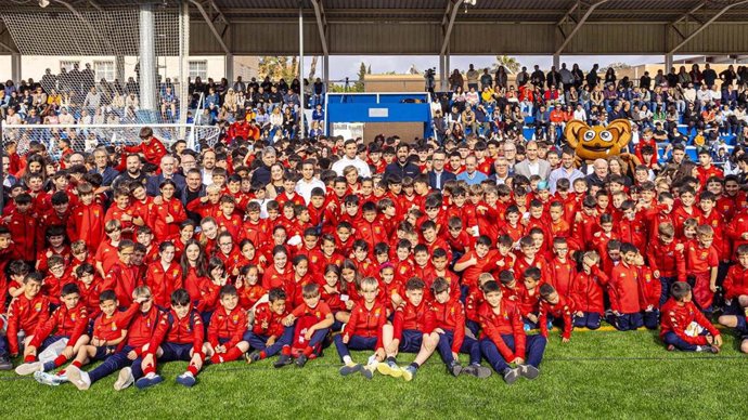 750 Niños Y Niñas Disfrutan Del Campo De Fútbol Del Polideportivo Municipal Jaume Ortí De Aldaia.