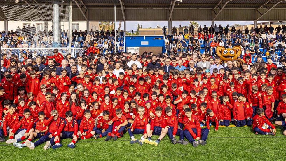 750 Niños Y Niñas Disfrutan Del Campo De Fútbol Del Polideportivo Municipal Jaume Ortí De Aldaia.