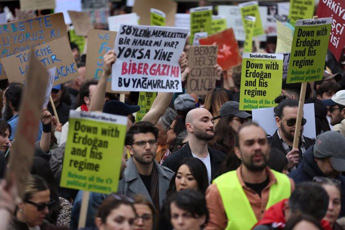 Archivo - March 29, 2025, London, England, UK: Protesters gather opposite Downing Street in London's Whitehall with signs criticising the ruling regime in Turkey. Protesters gather opposite Downing Street to protest President RECEP ERDOGAN's authoritarian