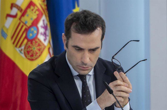 El ministro de Economía, Comercio y Empresa, Carlos Cuerpo, durante una rueda de prensa posterior al Consejo de Ministros, en el Palacio de La Moncloa, a 30 de abril de 2025, en Madrid (España). Durante su comparecencia, los ministros han defendido la ges