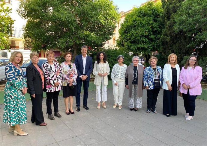 El secretario general del PSOE de Granada, Pedro Fernández, y la secretaria de Igualdad del PSOE de Granada, Mari Carmen López, junto a las premiadas en la IX edición de los Premios María Lejárraga.
