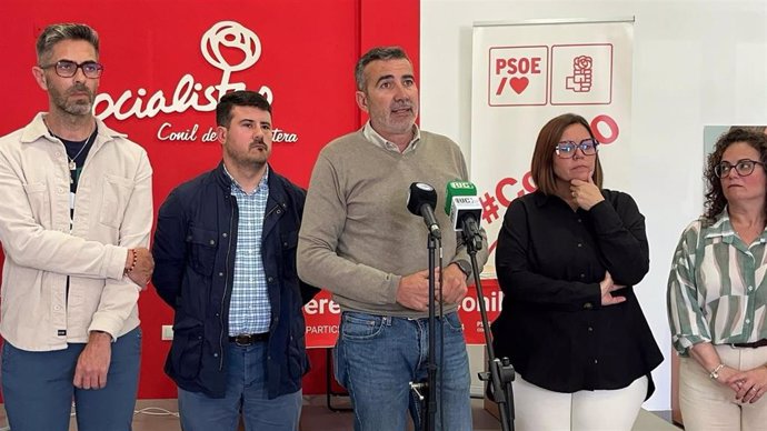 El vicesecretario general del PSOE de Cádiz y portavoz del Grupo Socialista, Javier Pizarro, en una rueda de prensa tras una reunión con las agrupaciones socialistas de la comarca de la Janda.