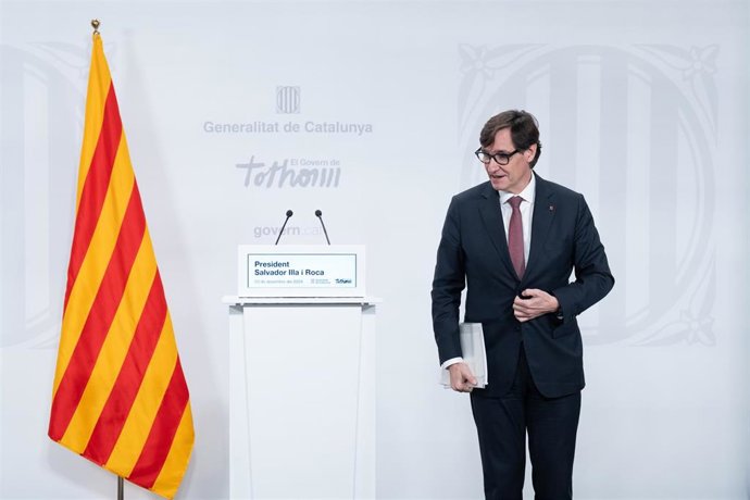 Archivo - El presidente de la Generalitat de Cataluña, Salvador Illa, durante una rueda de prensa tras la última reunión del Consell Executiu del Govern, en el Palau de la Generalitat, a 23 de diciembre de 2024, en Barcelona, Catalunya (España)