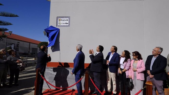Acto de descubrimiento de la placa de la plaza en honor a Canal Sur.