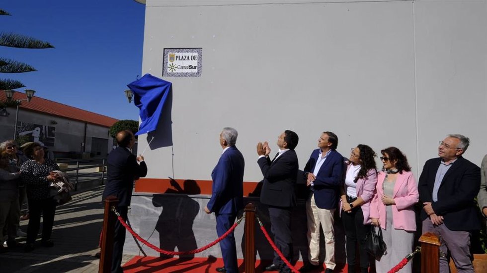 Acto de descubrimiento de la placa de la plaza en honor a Canal Sur.