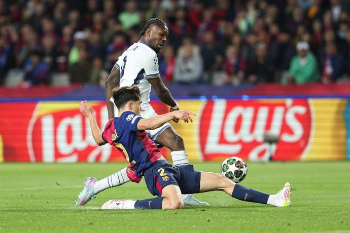 Marcus Thuram y Pau Cubarsí