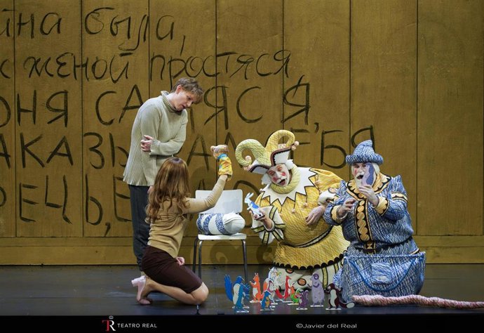 El tenor ucraniano Bogdan Volkov (izquierda de la imagen), junto a la soprano rusa Svetlana Aksenova, durante una de las escenas de la ópera 'El cuento del zar Sultán'.