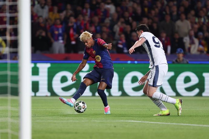Lamine Yamal, do FC Barcelona, e Alessandro Bastoni, do FC Internazionale, em ação durante a partida de ida da semifinal da UEFA Champions League 2024/25, entre FC Barcelona e FC Internazionale Milano, no Estadi Olimpic Lluis Companys, em 30 de abril de 2