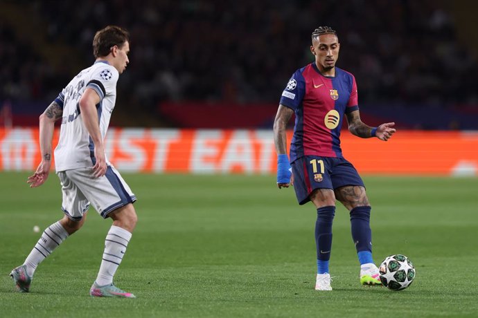 Raphinha Dias Belloli, do FC Barcelona, em ação durante a partida de ida da semifinal da Liga dos Campeões da UEFA 2024/25, entre FC Barcelona e FC Internazionale Milano, no Estadi Olimpic Lluis Companys, em 30 de abril de 2025, em Barcelona, Espanha.