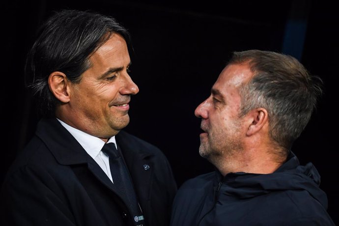 30 April 2025, Spain, Barcelona: Inter Milan's coach Simone Inzaghi and FC Barcelona's coach Hansi Flick greet each other ahead of the UEFA Champions League soccer match between FC Barcelona and Inter Milan at Stadio olimpico Lluis Companys. Photo: Andrea