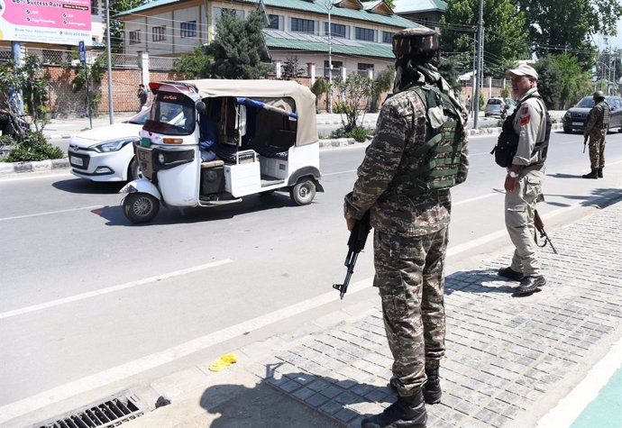 April 30, 2025, Srinagar, Jammu And Kashmir, India: An Indian paramilitary trooper stands guard along a street in Srinagar on April 30, 2025. Indian Prime Minister Narendra Modi has given the military ''operational freedom'' to respond to a deadly attack 
