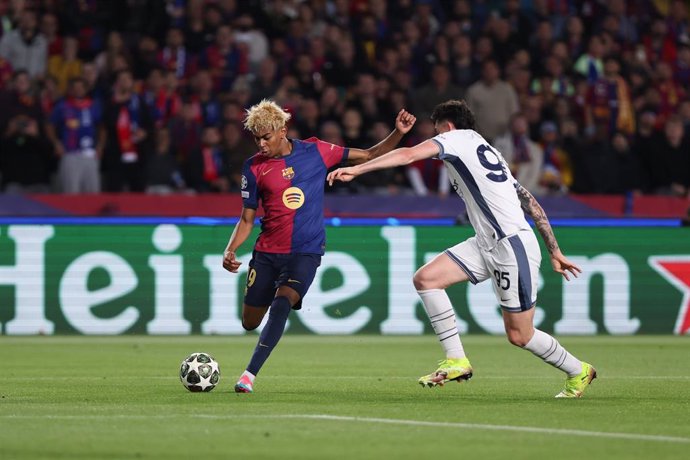 Lamine Yamal, do FC Barcelona, e Alessandro Bastoni, do FC Internazionale, em ação durante a partida de ida da semifinal da UEFA Champions League 2024/25, entre FC Barcelona e FC Internazionale Milano, no Estadi Olimpic Lluis Companys, em 30 de abril de 2
