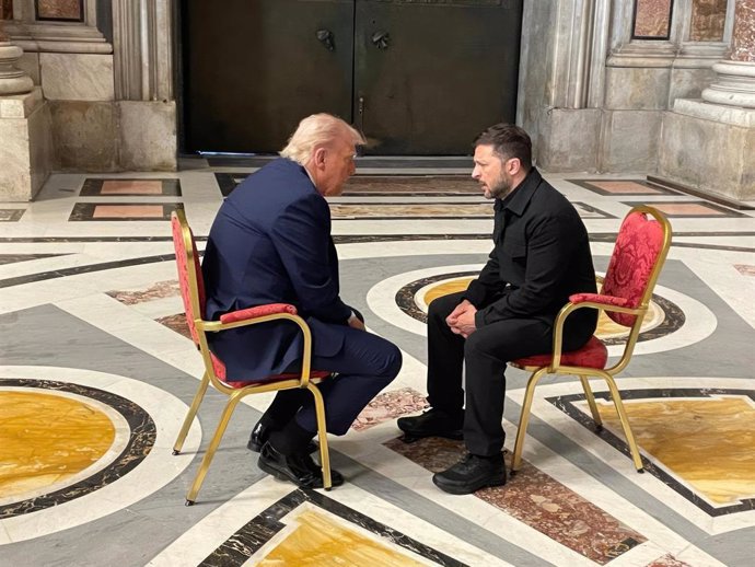 26 de abril de 2025, Cidade do Vaticano, Vaticano: O presidente da Ucrânia VOLODYMYR ZELENSKY (à direita) se reúne com o presidente dos EUA DONALD TRUMP (à esquerda) durante o funeral do Papa Francisco na Basílica de São Pedro na Cidade do Vaticano, Vatic