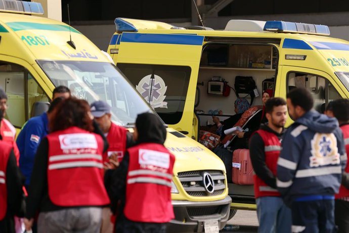Archivo - CAIRO, Feb. 6, 2024  -- Medical workers and ambulances are seen at the Egyptian side of the Rafah border crossing on Feb. 5, 2024.   More than 2,200 Palestinians wounded in the Gaza Strip have crossed into Egypt through the Rafah border since No