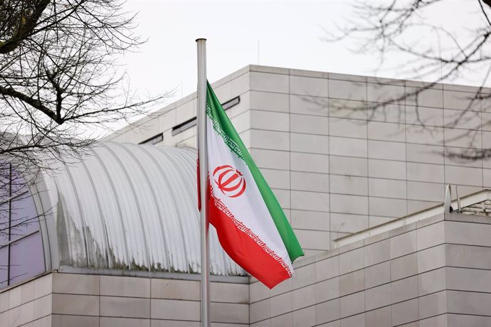 Archivo - FILED - 29 de outubro de 2024, Berlim: A bandeira iraniana tremula em frente à Embaixada da República Islâmica do Irã. Os três consulados gerais do Irã na Alemanha, nas cidades de Hamburgo, Munique e Frankfurt, foram oficialmente fechados em res