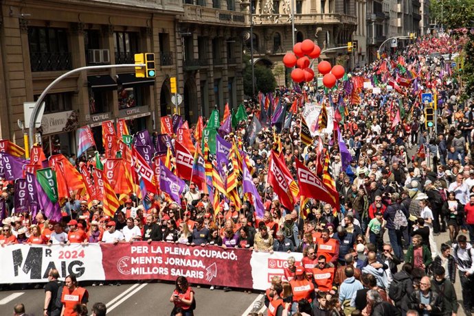 Archivo - Decenas de personas durante una manifestación convocada por UGT y CCOO por el Día del Trabajador, a 1 de mayo de 2024