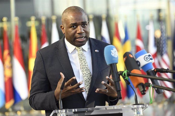 4 de abril de 2025, Bruxelas, Bélgica: David Lammy, Ministro das Relações Exteriores britânico, fala à imprensa ao chegar à sede da OTAN em Bruxelas, Bélgica, em 4.04.2025, antes da reunião do Conselho do Atlântico Norte, focada na coesão da aliança e no 
