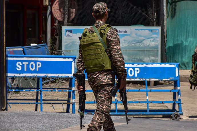 30 de abril de 2025, Srinagar, Caxemira, Índia: Um soldado paramilitar indiano faz patrulha em Srinagar, a capital de verão de Jammu e Caxemira. As tensões entre a Índia e o Paquistão continuam a ferver uma semana após um ataque mortal na Caxemira. As aut