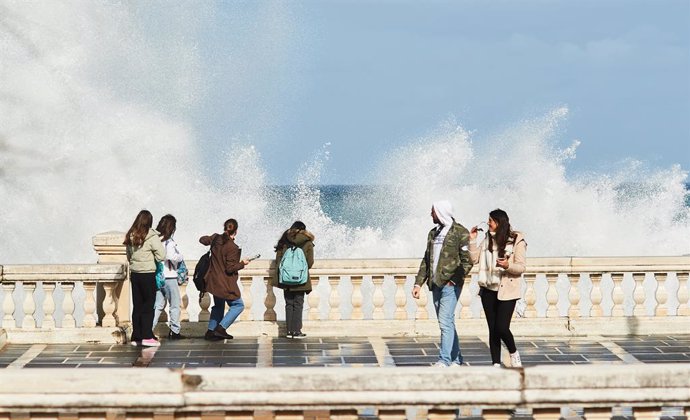 Archivo - Una ola rompe en las inmediaciones del paseo marítimo, a 25 de febrero de 2022, en Santander, Cantabria (España). La Agencia Estatal de Meteorología (AEMET) ha activado la alerta naranja por fenómenos costeros para el día de hoy en el litoral cá