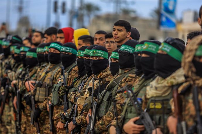 Archivo - Miembros del brazo armado de Hamás, las Brigadas Ezzeldín al Qassam, durante una liberación de rehenes israelíes en la Franja de Gaza (archivo)