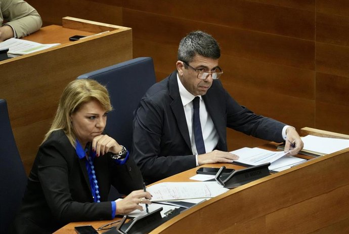 La vicepresidenta primera del Consell, Susana Camarero (i), y el 'president' de la Generalitat, Carlos Mazón, en una imagen de archivo en Les Corts