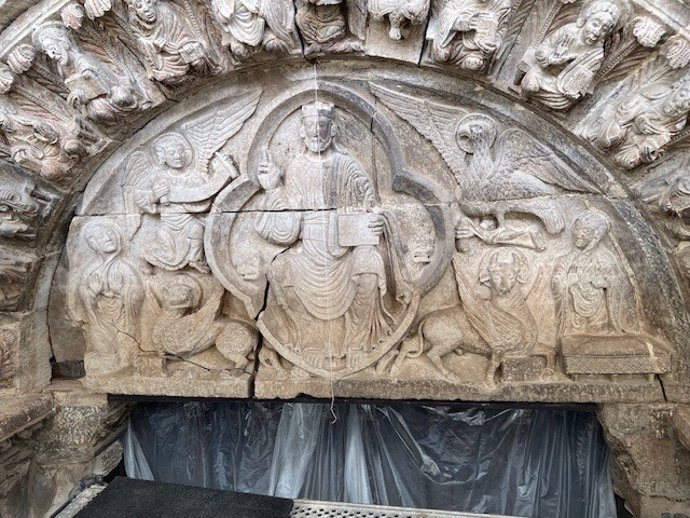 Imagen del tímpano de la portada de la iglesia de la Magdalena de Tudela, parte ya restaurada y otra sin limpiar.