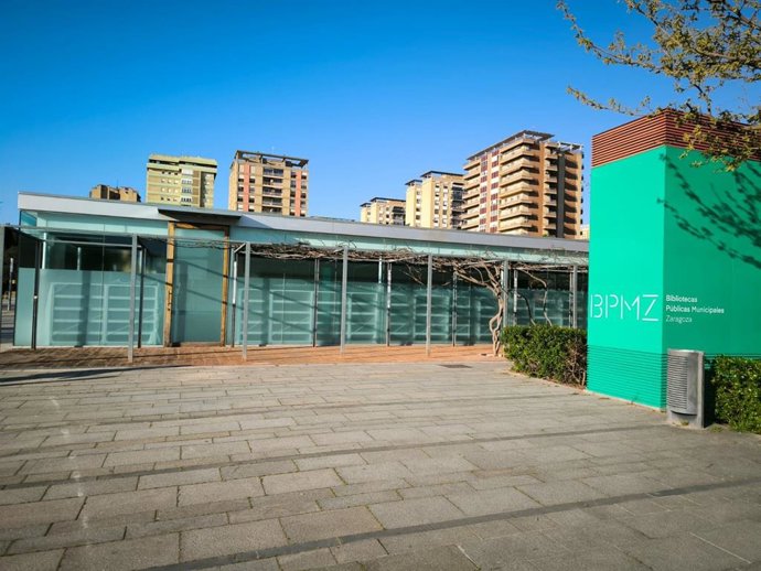 Exterior de la biblioteca Cervantes de Zaragoza, en la calle Eduardo Ibarra.
