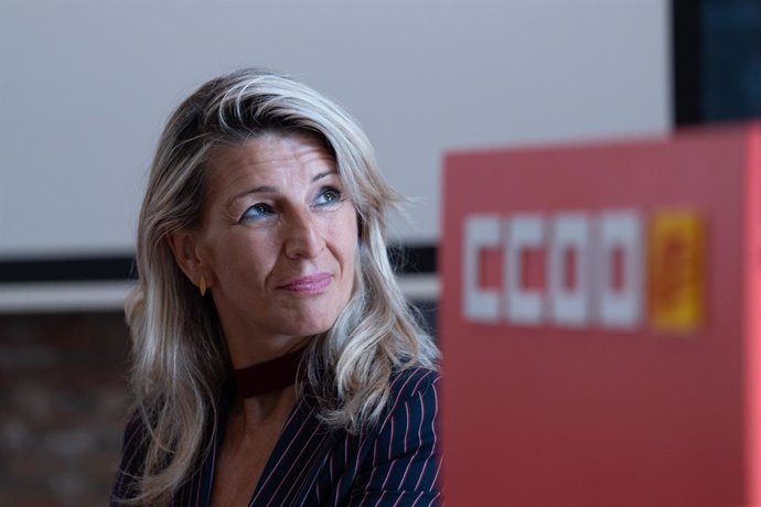 Archivo - La vicepresidenta segunda y ministra de Trabajo y Economía Social, Yolanda Díaz, durante un coloquio, antes de una reunión con miembros del Comité de Empresa del Banco Sabadell y del BBVA, en Comisiones Obreras de Catalunya, a 31 de mayo de 2024