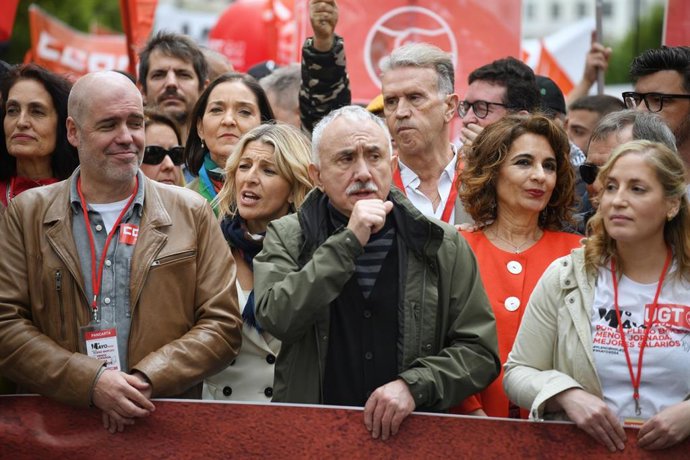 Archivo - En la primera fila, el secretario general de CCOO, Unai Sordo (i) y el secretario general de UGT, Pepe Álvarez (c); en la segunda fila, la vicepresidenta segunda y ministra de Trabajo, Yolanda Díaz (c) y la vicepresidenta primera y ministra de H