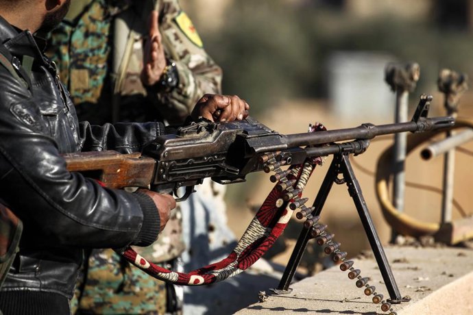 Archivo - Arquivo - Membros das Forças de Defesa da Síria (SDF) durante uma operação contra o grupo jihadista Estado Islâmico em Baghuz, no leste da Síria (arquivo).