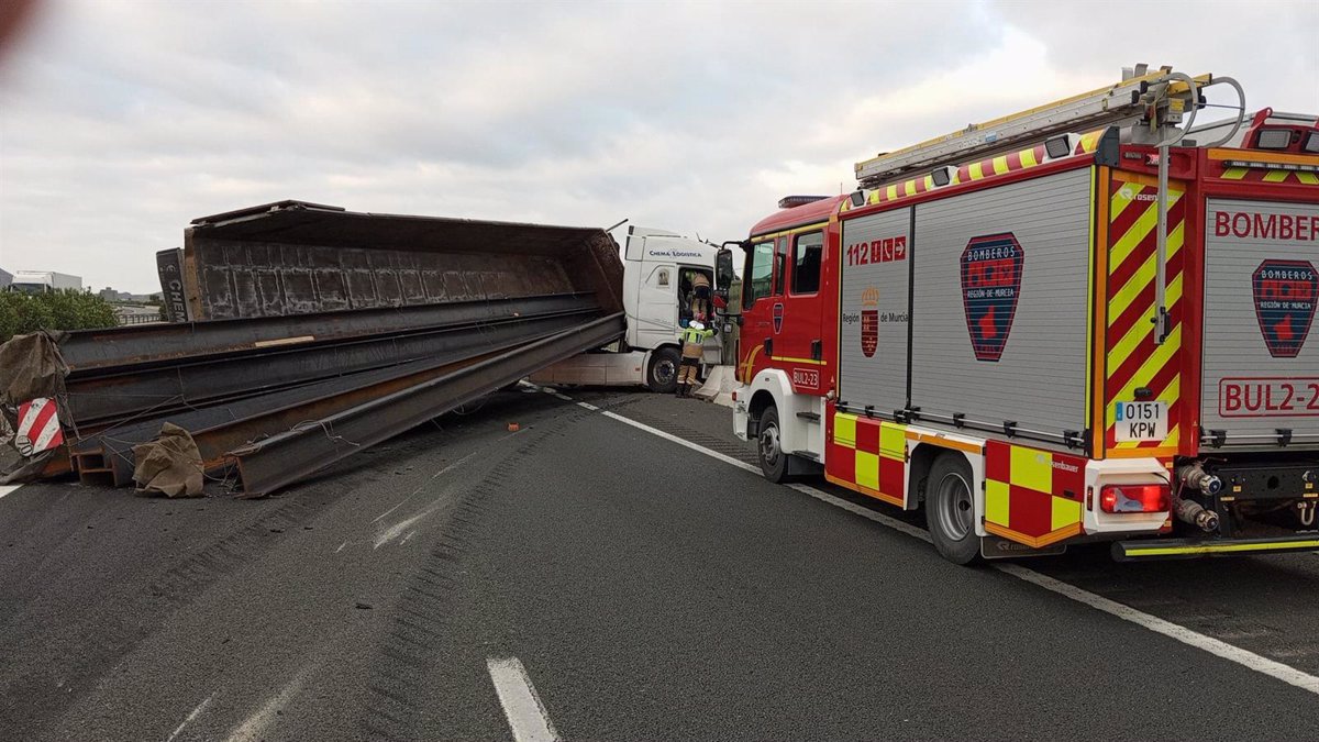Herido un camionero al volcar en la A-7 a su paso por Puerto Lumbreras (Murcia)