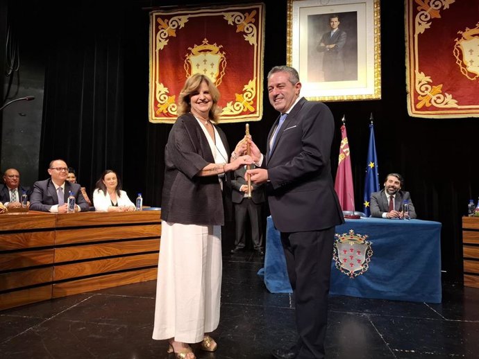 Paqui Terol recibe el bastón de mando de la Alcaldía de Alcantarilla de manos de su antecesor, Joaquín Buendía