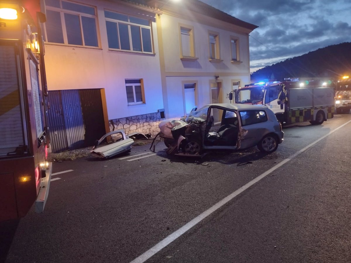 Fallece un conductor de 30 años tras salirse de la vía e impactar contra una vivienda en Outes (A Coruña)