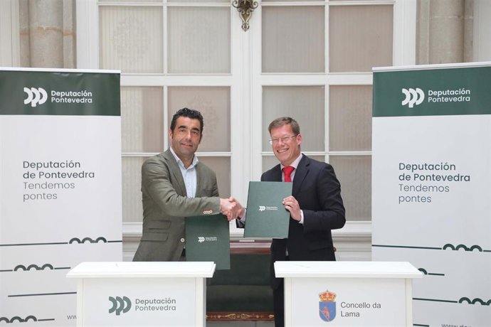 López y Carrera firmando el acuerdo.